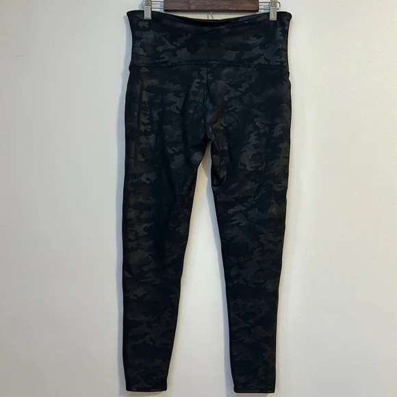 SPANX Faux‎ Leatherer Camo Leggings Black Size 1X - Picture 3 of 4